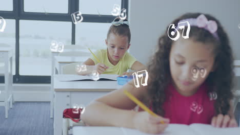 animación de números sobre felices escolares diversas que trabajan en los escritorios en la clase