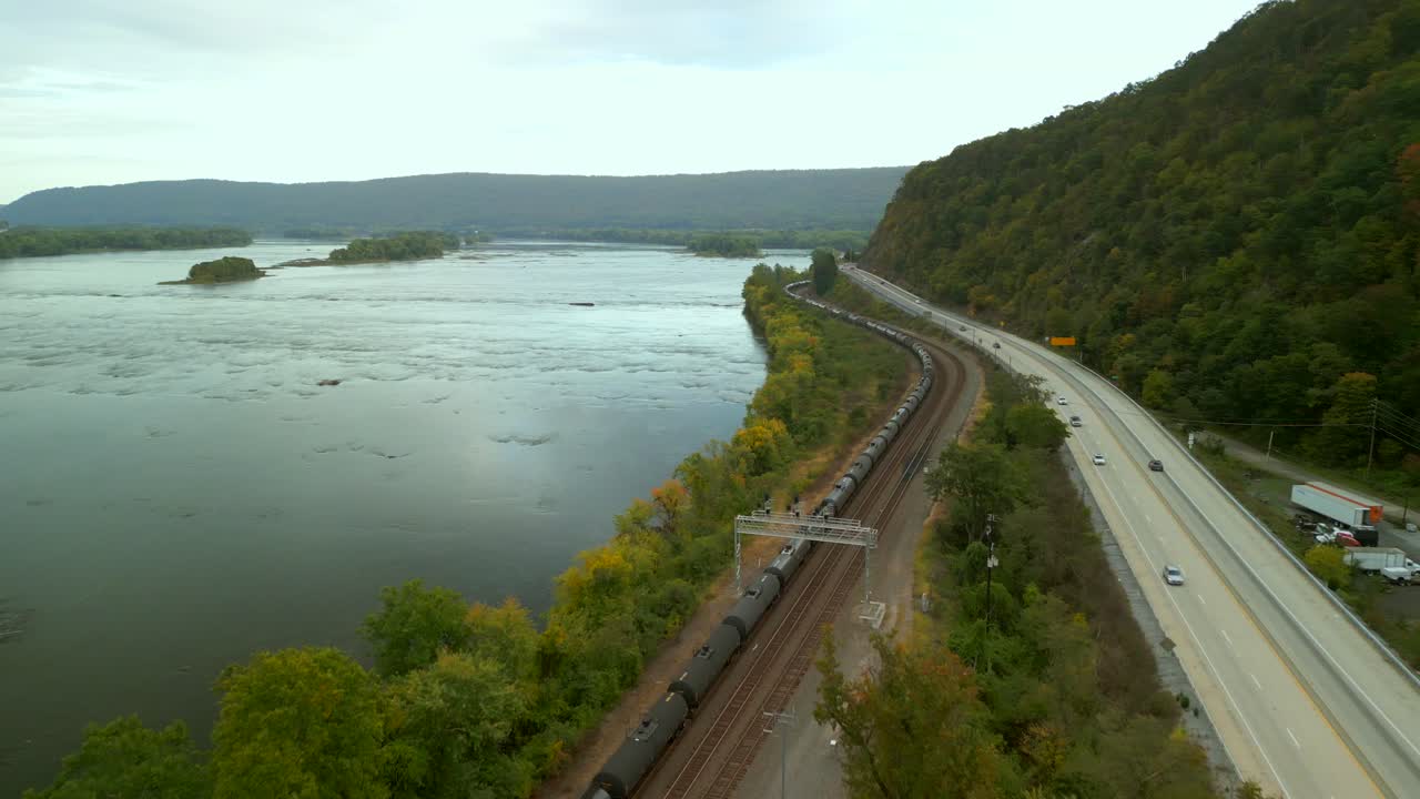 vista aérea de drones de las montañas apalaches y el río susquehanna con tráfico y trenes