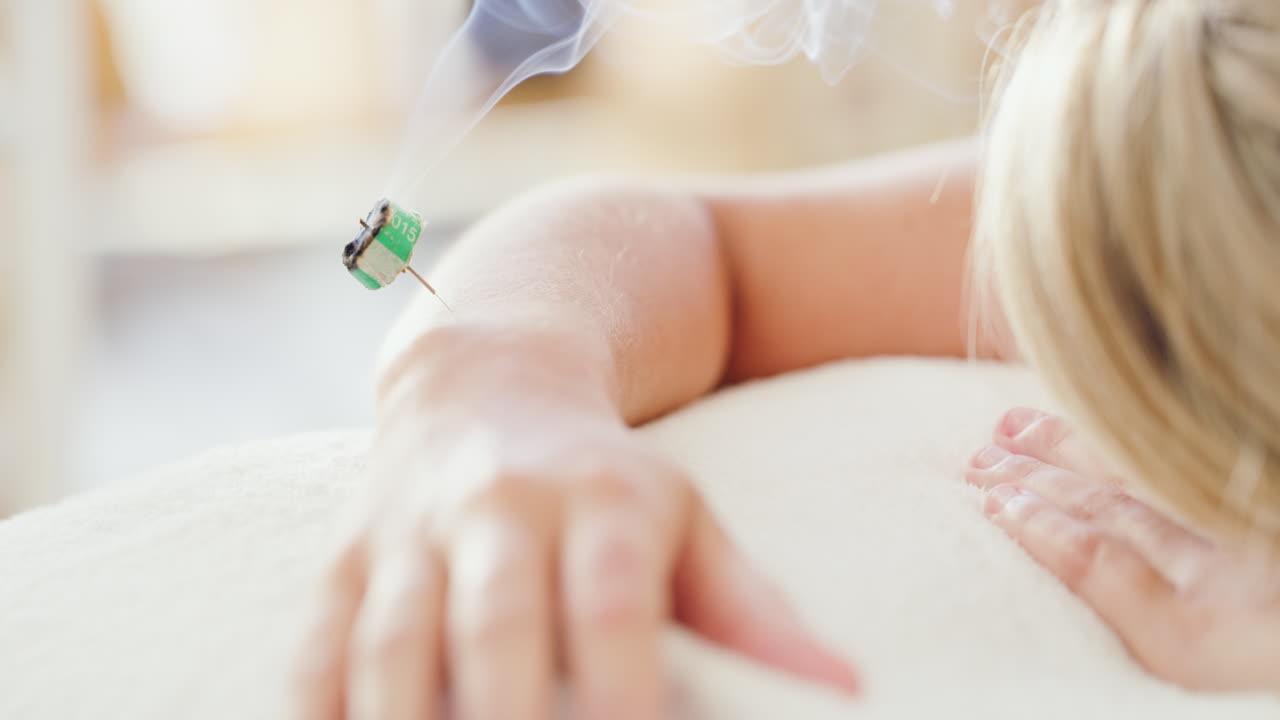 인식할 수 없는 여성이 대안적인 치료를 받습니다.