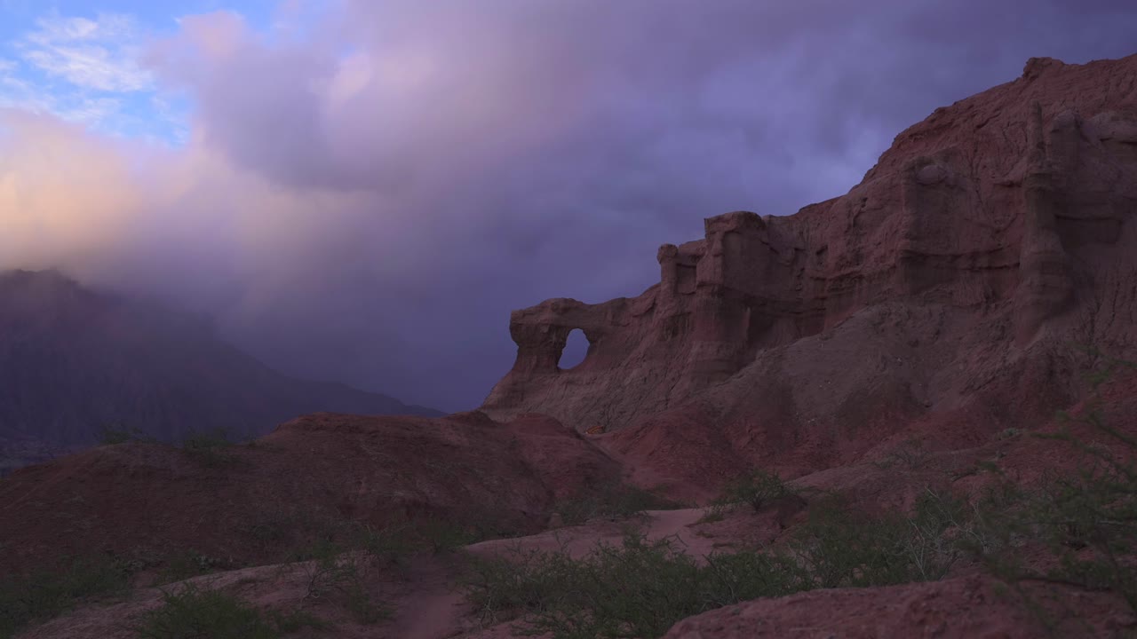 el lapso de tiempo de la formación rocosa en las ventanas, en la reserva natural de la quebrada de las conchas, salta, argentina