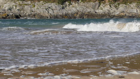 Fuerte-Fuerza-De-Movimiento-De-Las-Mareas-De-Primavera-Que-Inundan-Las-Aguas-Del-Mar,-Tiro-Panorámico-En-Cámara-Lenta