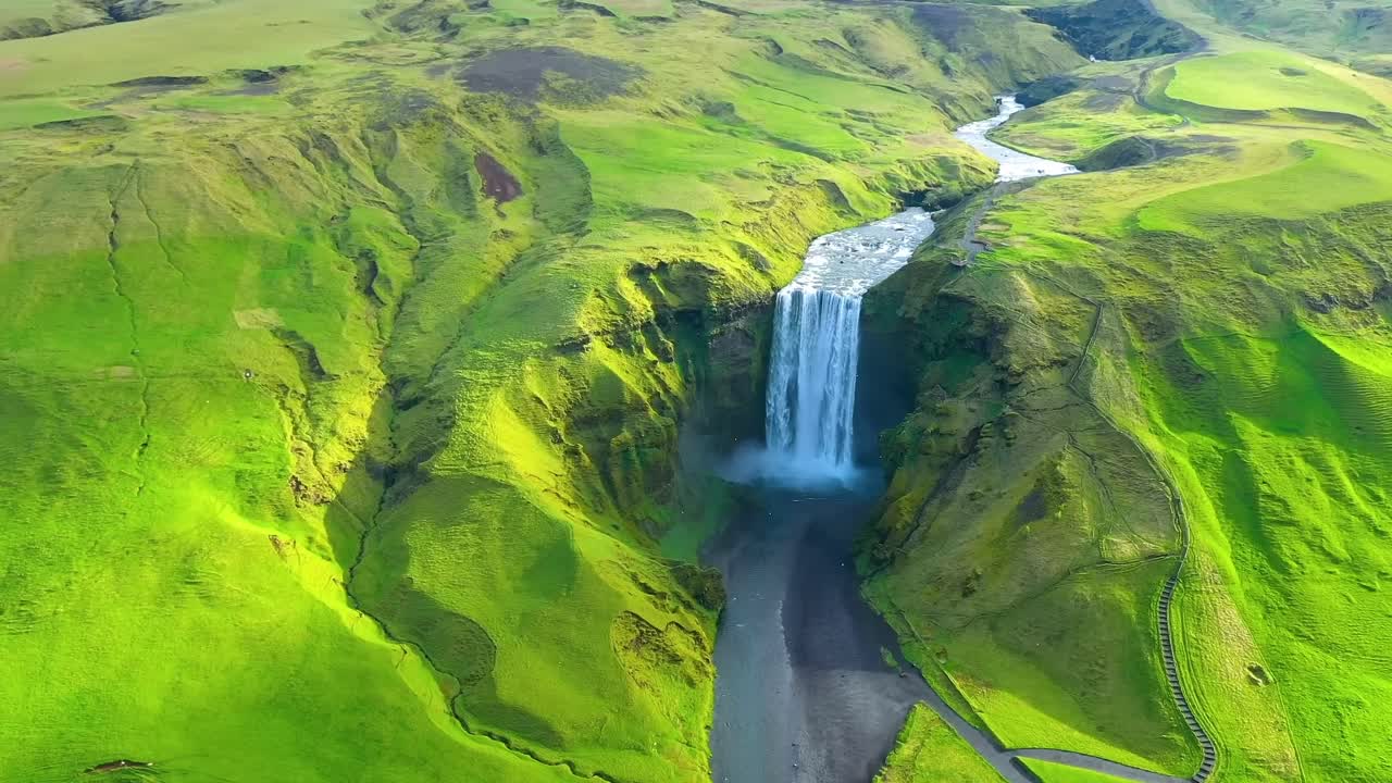 las imágenes aéreas de drones 4k capturan el drama cinematográfico del paisaje de islandia, con una cascada única en cascada a través del centro