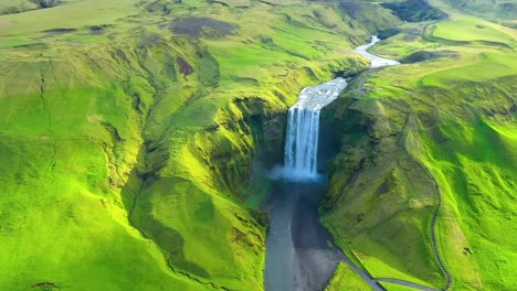 Luftaufnahmen-In-4K-Drohnen-Fangen-Die-Filmische-Dramatik-Der-Isländischen-Landschaft-Ein,-Mit-Einem-Einzigartigen-Wasserfall,-Der-Durch-Die-Mitte-Stürzt