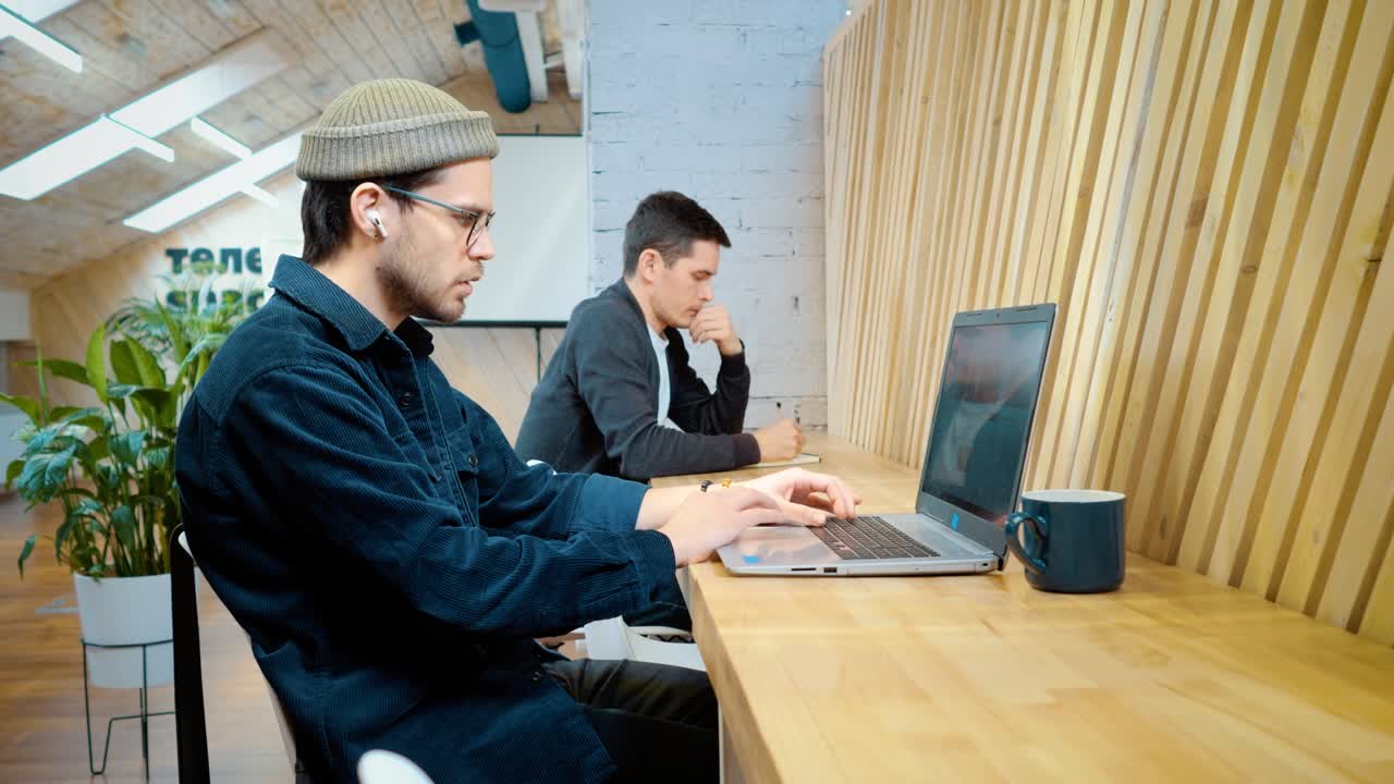 오픈 스페이스 오피스 또는 코워킹 스페이스에서 일하는 사람들