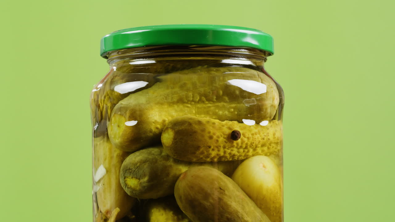 유리병에 절인 오이