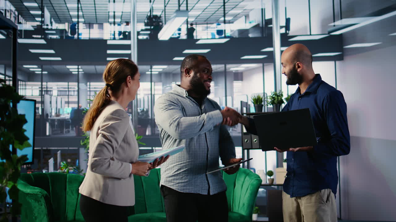 Vertical Video Business professionals shaking hands and reaching an agreement