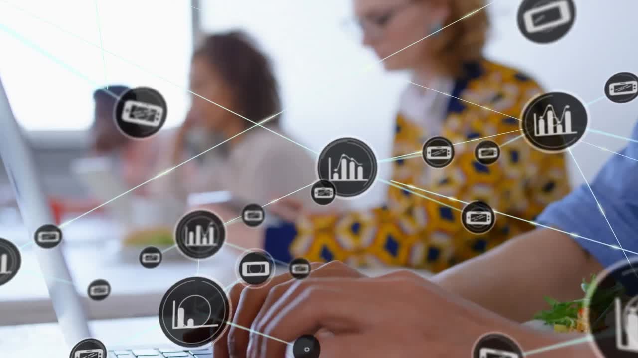 animación de la red de conexiones entre diversas personas de negocios en la oficina
