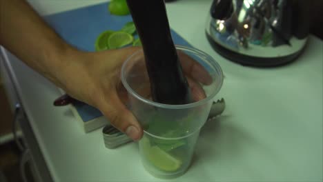 haciendo un cóctel de mojito