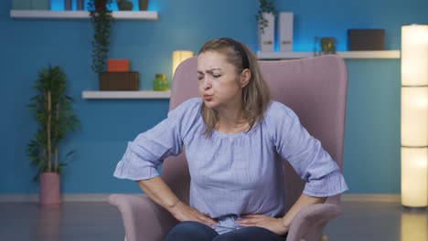 una mujer con dolor de estómago.