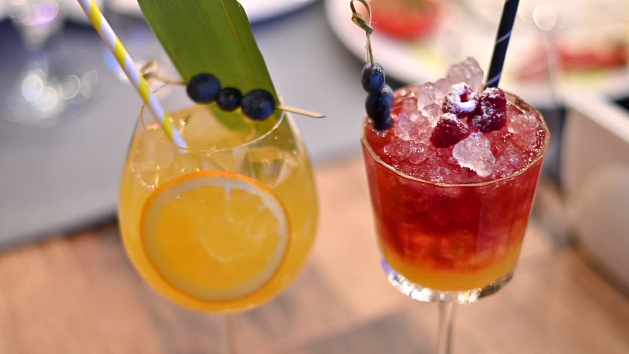 Due cocktail su un tavolo in un ristorante