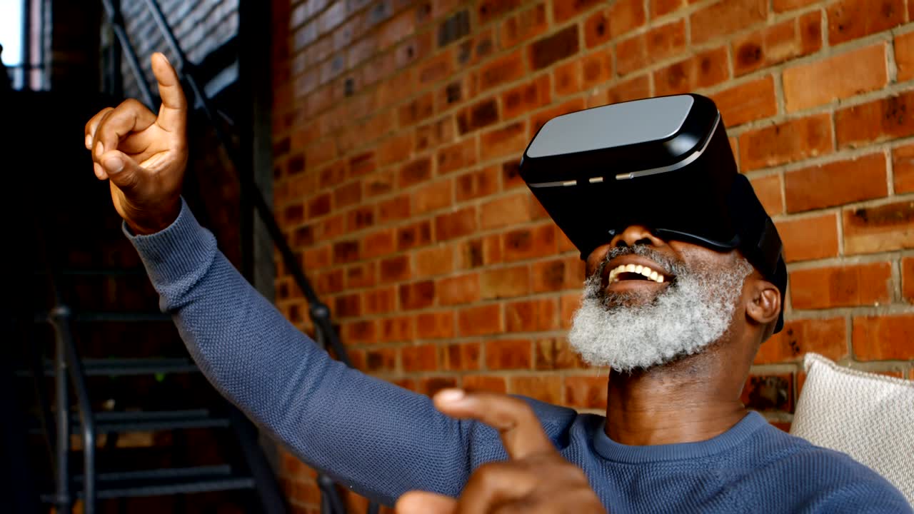 거실 4k에서 가상 현실 헤드 ⁇ 을 사용하는 노인