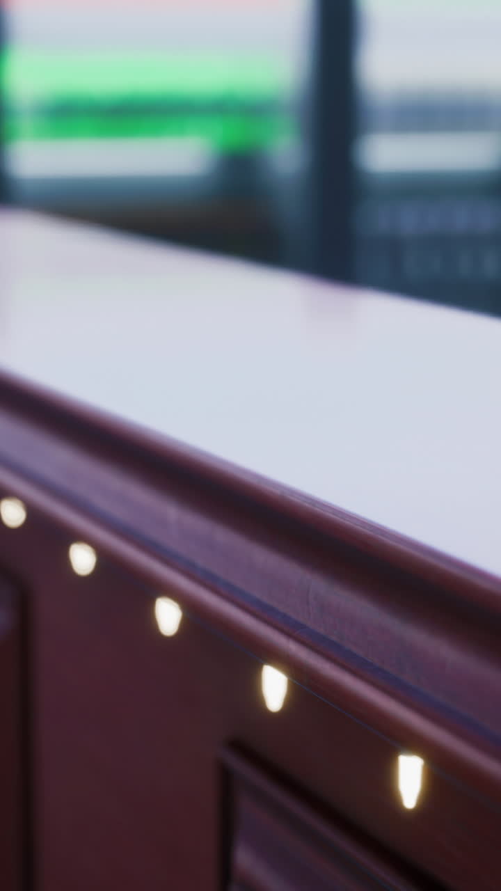 cerca de una encimera blanca con iluminación empotrada