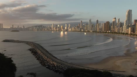 Toma-Aérea-Balneário-Camboriu-Ciudad-Costera,-Primer-Plano-De-La-Bandera-Brasileña