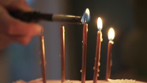 encendiendo 5 velas de cumpleaños en un pastel