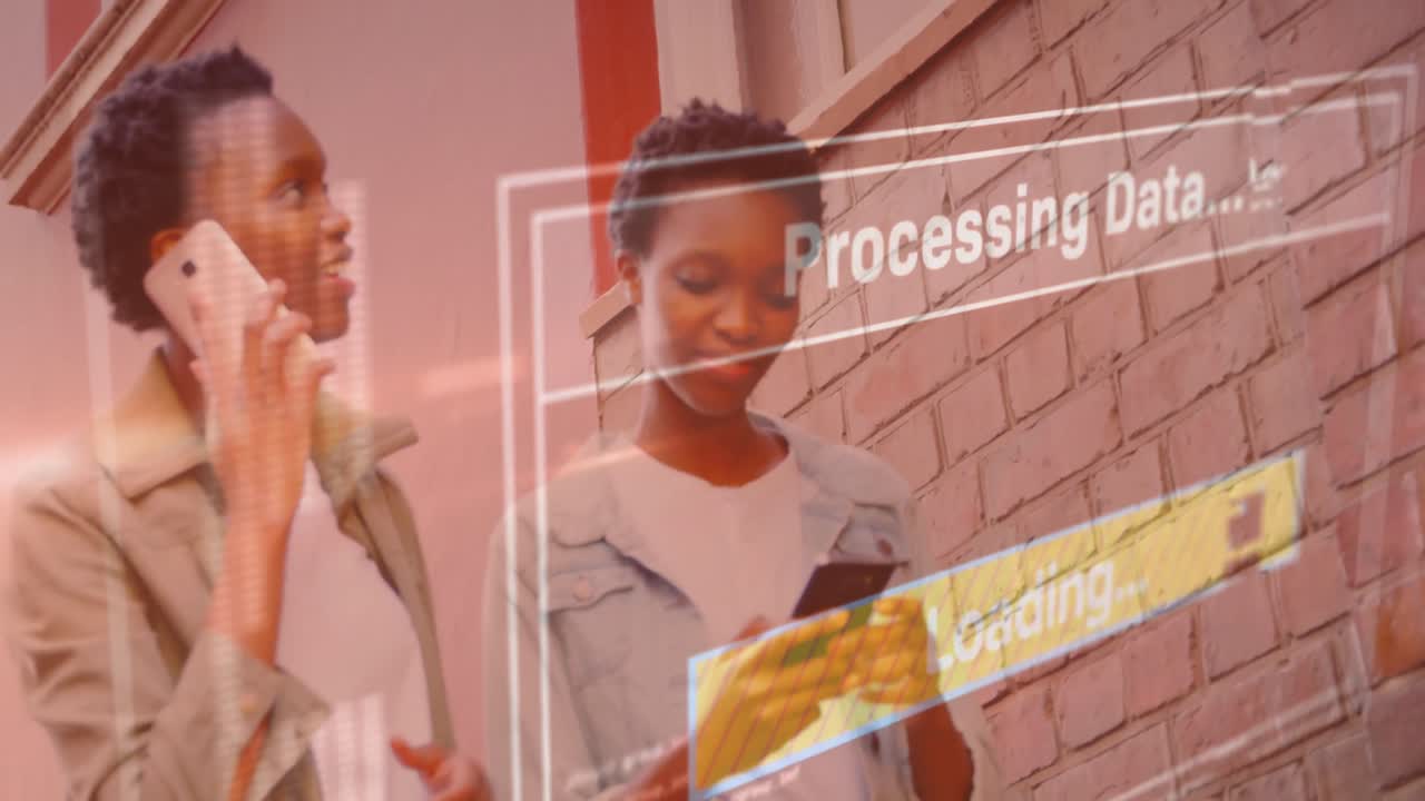 animación del procesamiento de datos en la pantalla sobre mujeres que usan teléfonos inteligentes