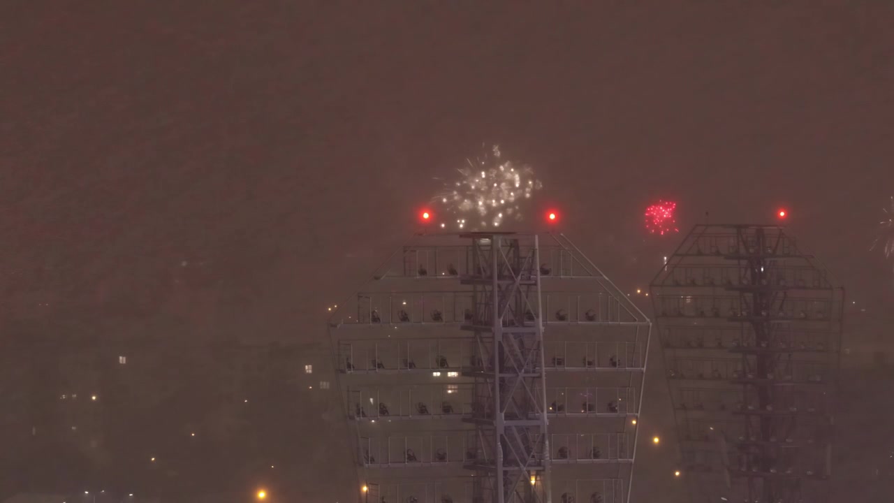 Фейерверки, разрывающиеся разноцветными узорами на темном небе.
