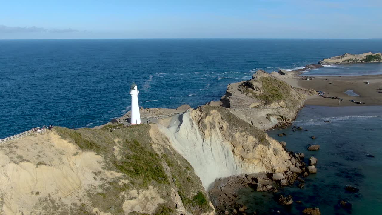 hito escénico de la torre del faro de navegación en la isla norte de nueva zelanda - vista aérea de drones