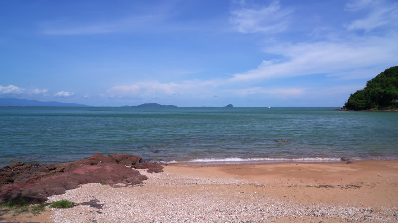 chanthaburi, thailand-8의 바다 해변이있는 분홍색 해안
