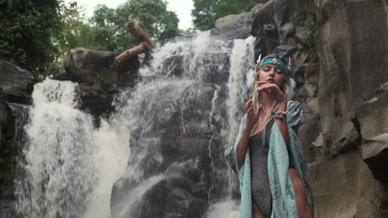 mujer por una cascada en un paraíso tropical