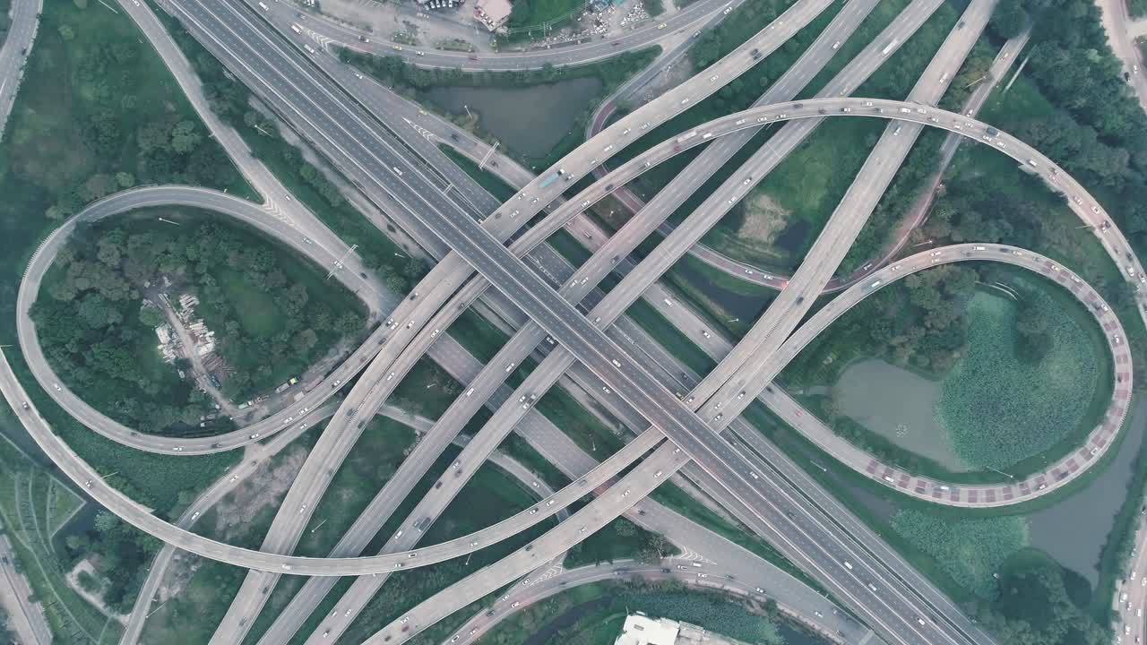 vista aérea de la carretera, del círculo de la rotonda o de la intersección del tráfico para el concepto de transporte.