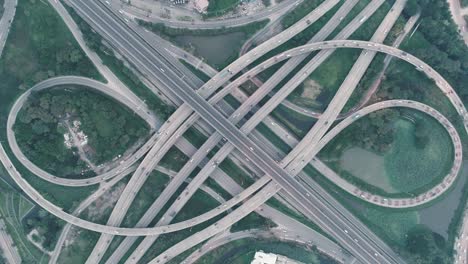 vista aérea de la carretera, del círculo de la rotonda o de la intersección del tráfico para el concepto de transporte.