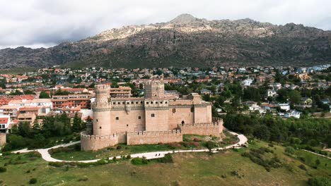 un castillo en un pueblo llamado manzanares el real en madrid, españa