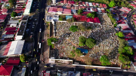 drone vista inclinada hacia arriba de la ciudad de panamá desde el barrio de juan diaz