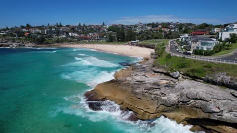 Playa-Tamarama-De-La-Costa-Marítima-De-La-Ciudad-De-Sydney-En-Australia---Toma-Aérea