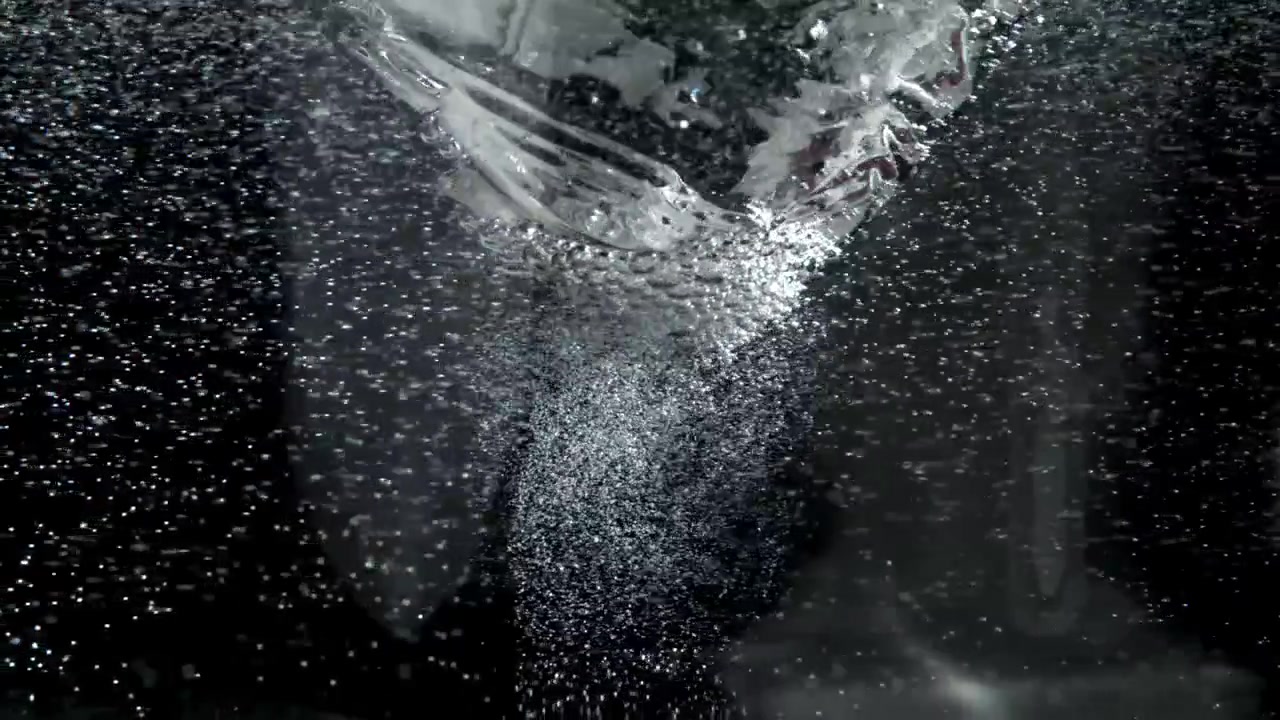 Bolle d'aria dinamiche che salgono in acqua limpida su sfondo scuro