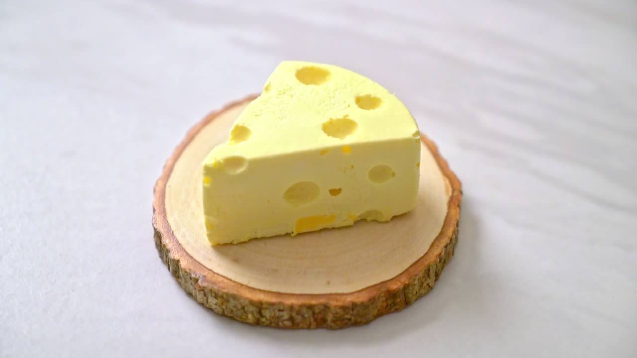 톰 - 나무 접시에 제리 치즈 케이크