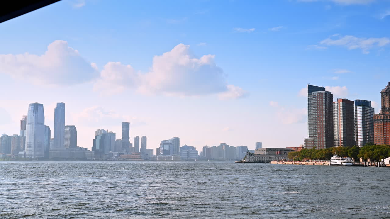 Paisagem urbana com horizonte e água