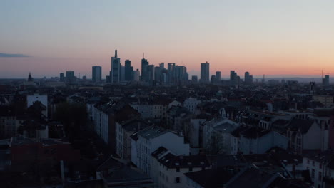 Vista-Aérea-De-Drones-De-La-Gran-Ciudad-Contra-El-Colorido-Cielo-Del-Atardecer.-Grupo-De-Rascacielos-En-El-Centro.-Horizonte-De-Negocios-Y-Centro-Financiero.-Fráncfort-Del-Meno,-Alemania