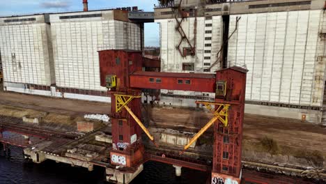 vista aérea de un barco de carga de contenedores en el puerto de letonia riga europa