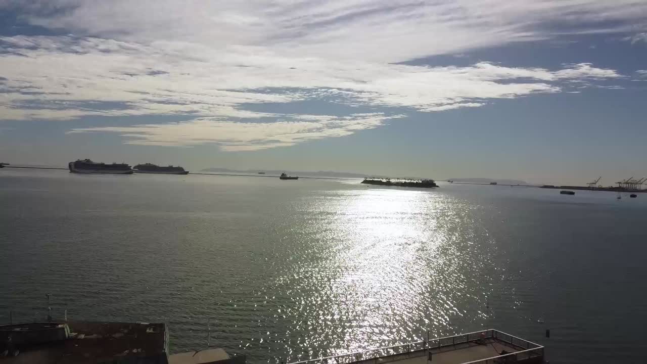 부두 위로 날아가는 바다의 공중 샷