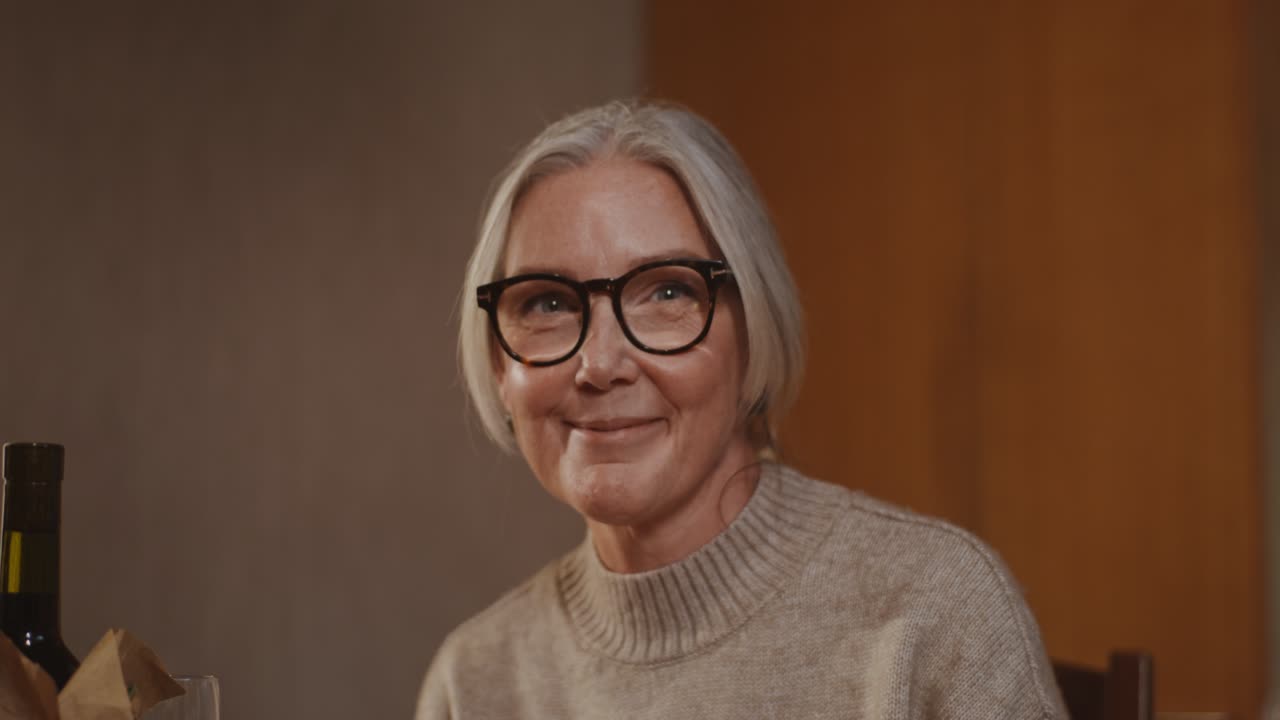 улыбающаяся старшая женщина