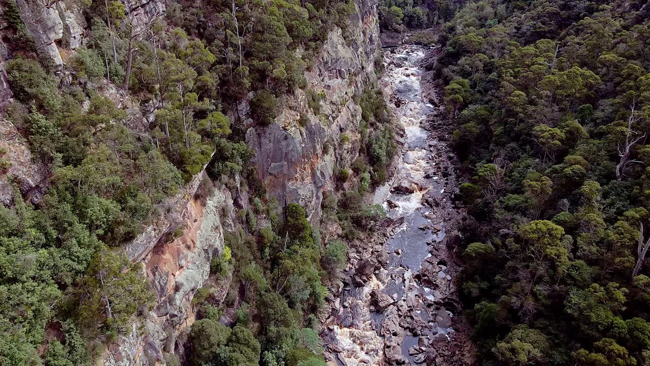 panorama aéreo de un avión no tripulado disparado de derecha a izquierda sobre el cañón de levon en tasmania, australia en un día soleado