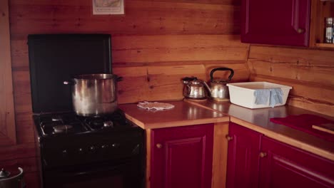 Interior-Rural-De-Una-Cocina-De-Cabaña-De-Madera