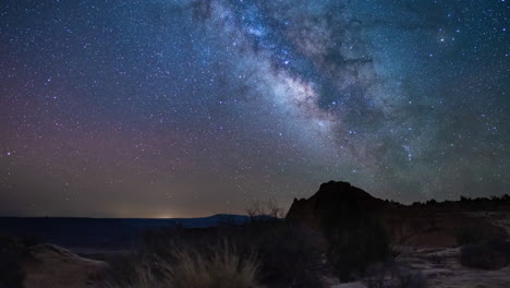 lapso de tiempo de movimiento de la vía láctea que se eleva sobre el desierto del centro de utah