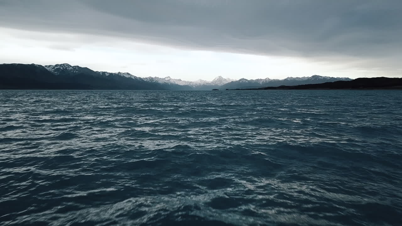 뉴질랜드 푸카키 호수 상공을 낮게 비행하는 공중 드론 샷