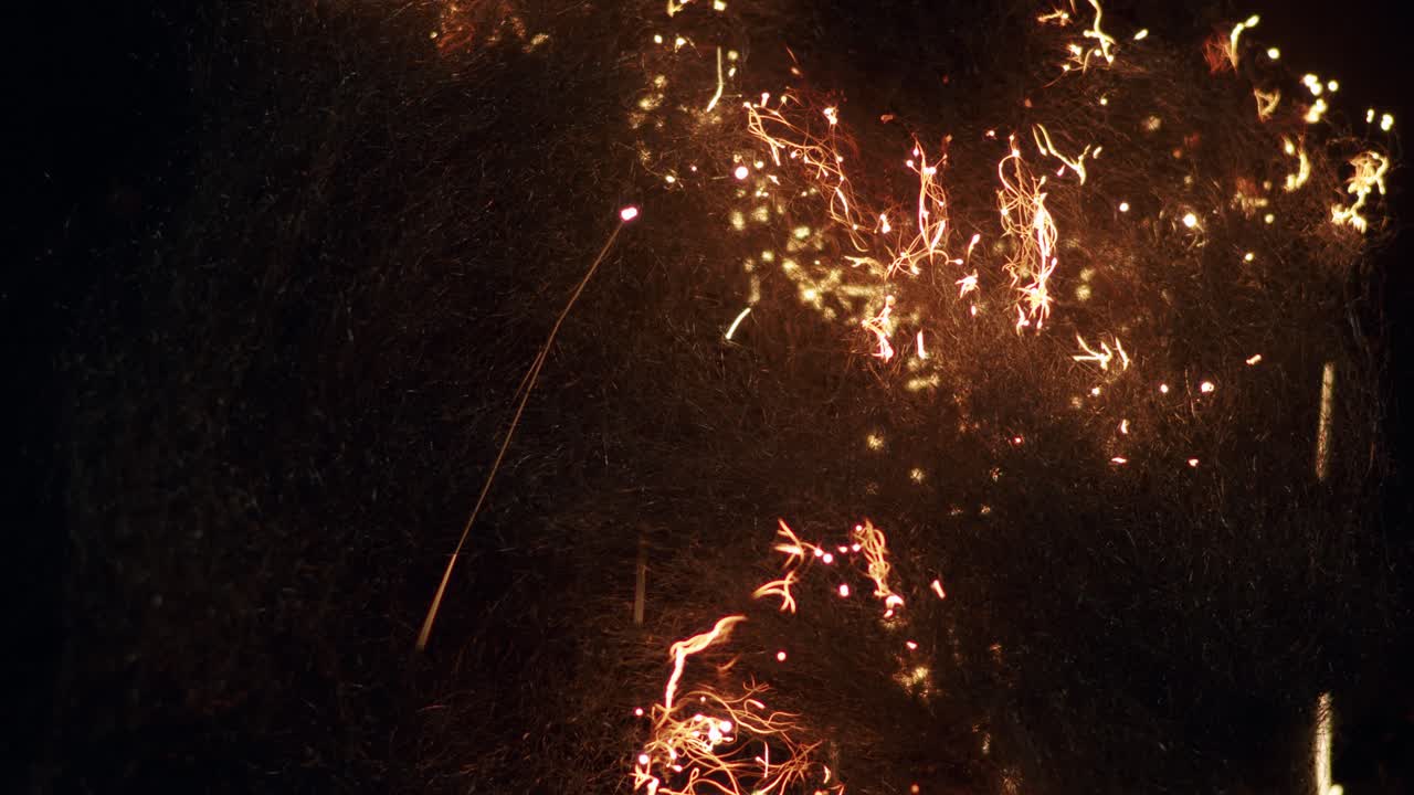 la lana de acero en llamas brilla con un movimiento hipnótico en la oscuridad