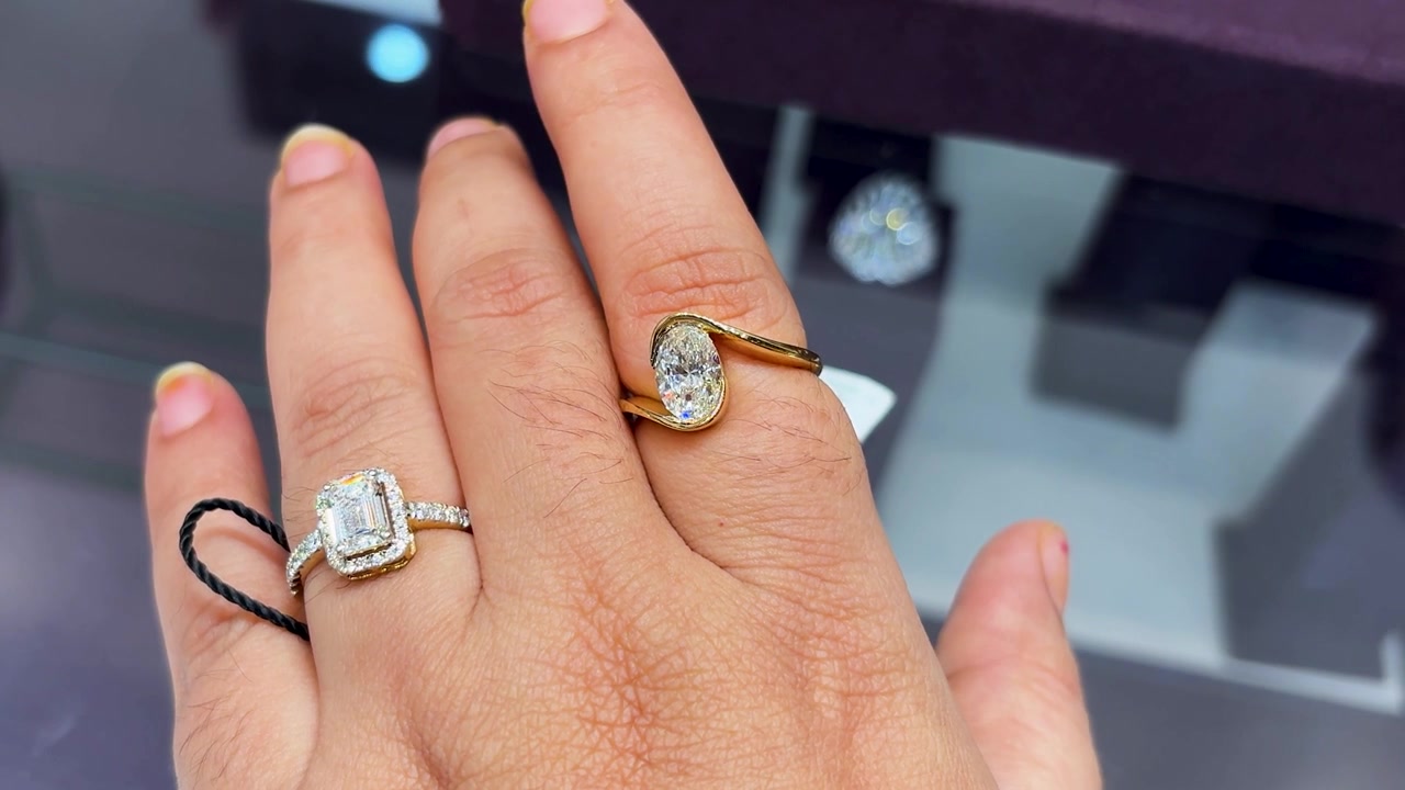 Luxuriöse Labor-Diamantringe, an einer weiblichen Hand getragen während eines Schmuckeinkaufserlebnisses