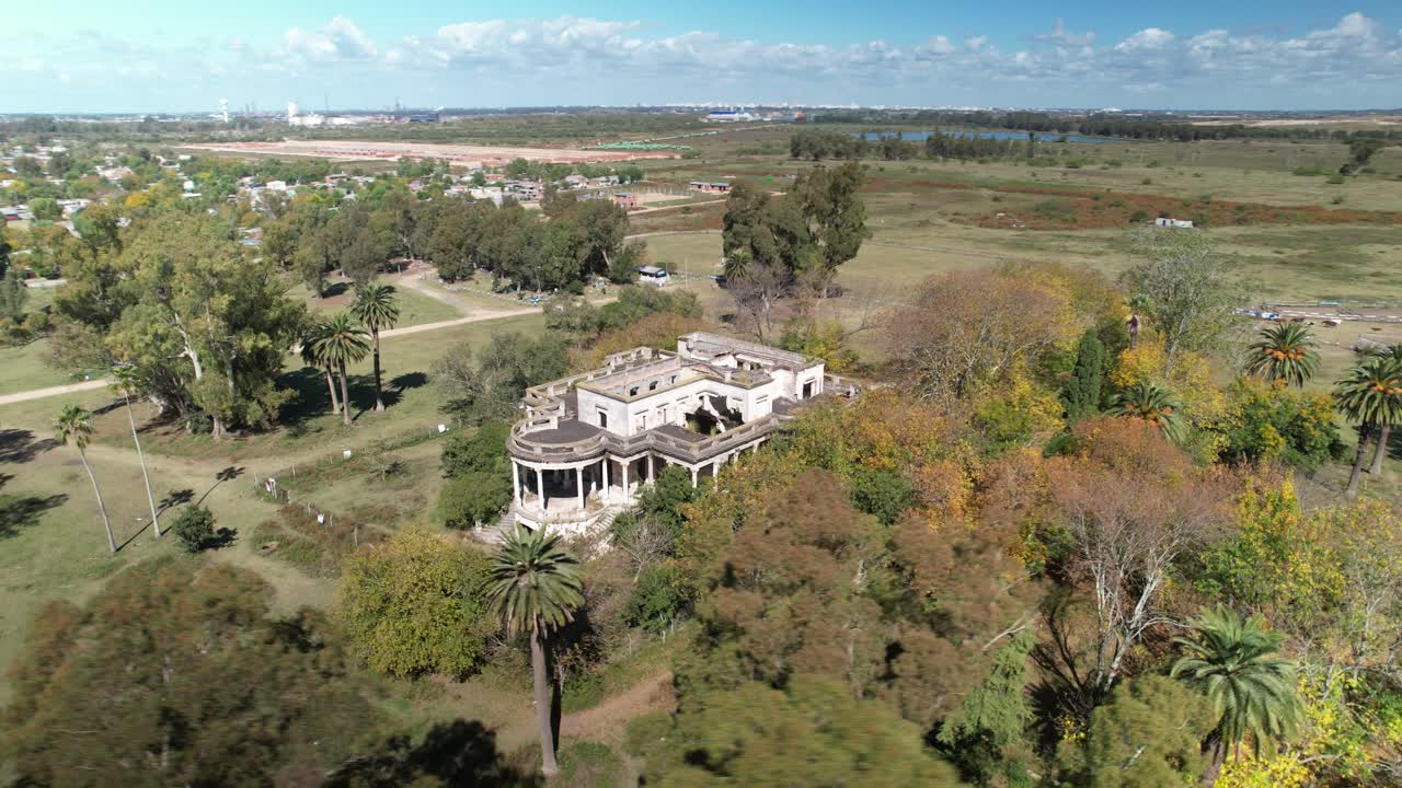vista aérea de la órbita del palacio abandonado de piria, punta lara, argentina