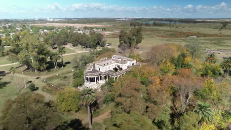 Vista-Aérea-De-La-órbita-Del-Palacio-Abandonado-De-Piria,-Punta-Lara,-Argentina