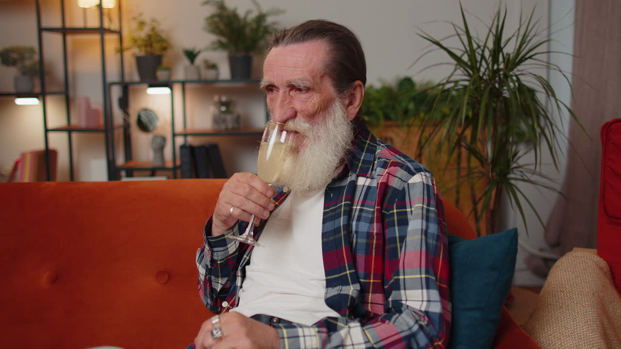 triste deprimido anciano sufre de enfermedades, beber champán, problema, malas noticias, bancarrota