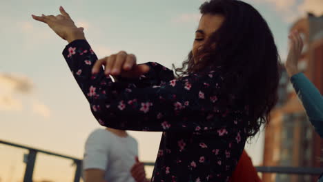 Joven-Afro-Disfrutando-De-La-Libertad-En-La-Fiesta.-Niña-Africana-Bailando-Al-Aire-Libre.