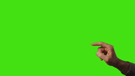 primer plano de la mano del hombre interactuando y haciendo gestos de control cuando se utiliza la tecnología de realidad virtual contra pantalla verde 1