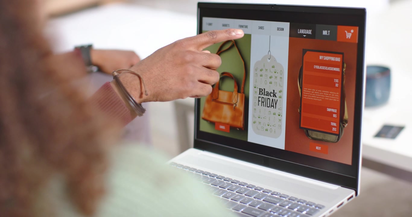 Par opdager Black Friday-mærke på bærbar computer, mens mand peger på trackpad og vælger en håndtaske derhjemme.