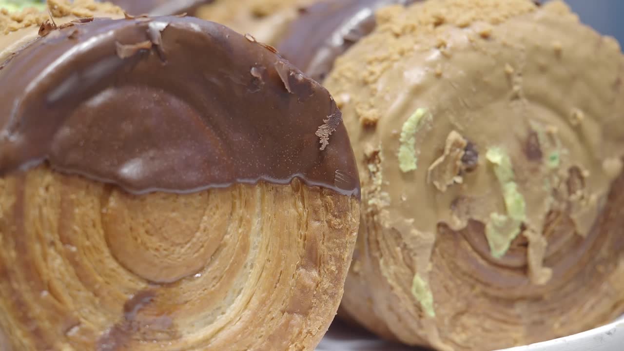 Primo piano di pasticcino sfogliato glassato al cioccolato