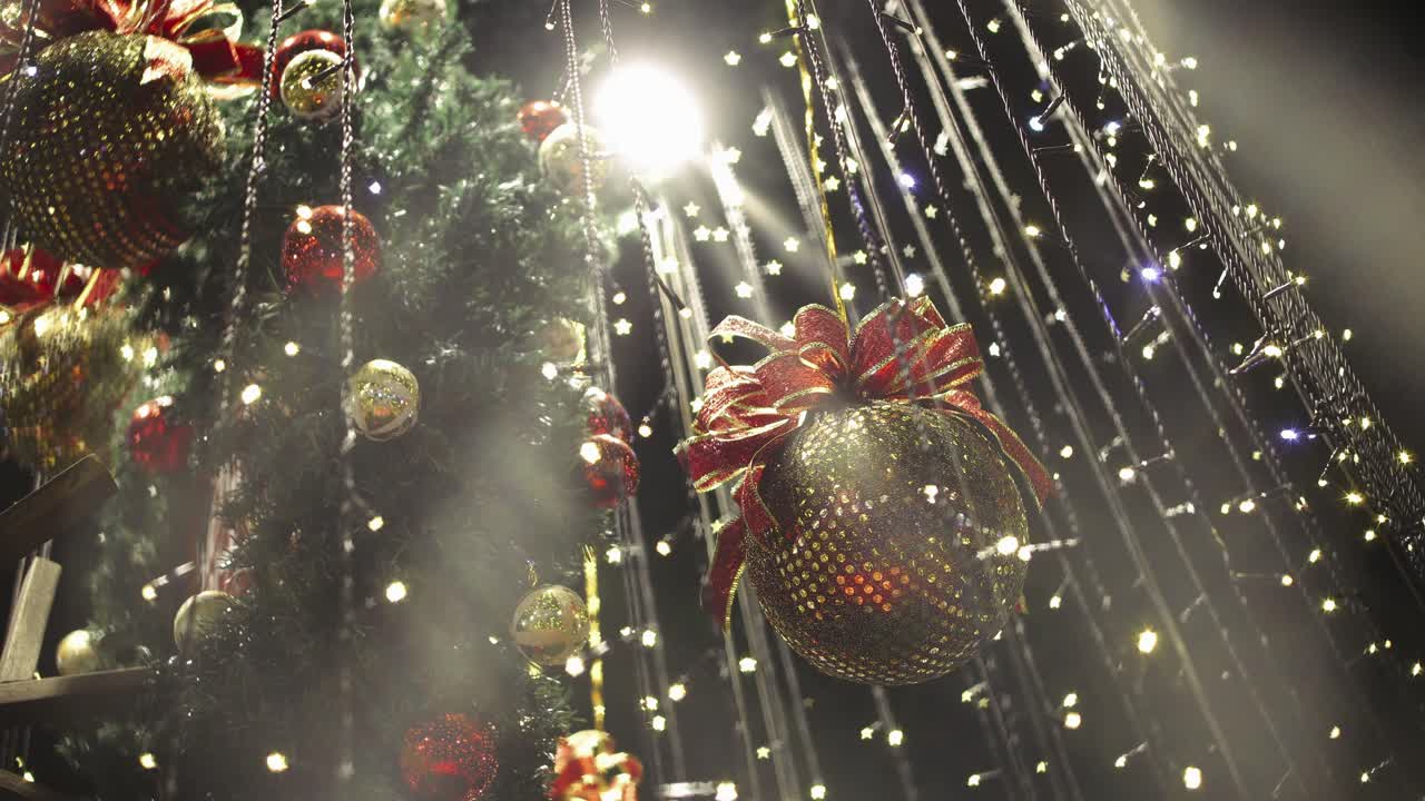 envoltura de bolas de navidad con cinta de regalo