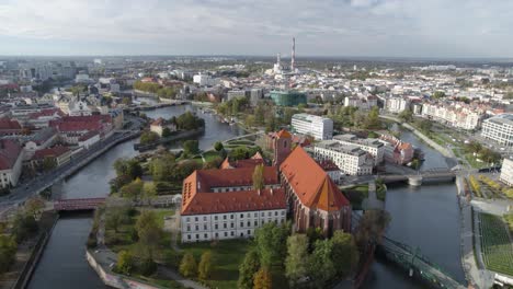 Dama-En-La-Arena-De-La-Iglesia-Católica-Romana-Y-El-Horizonte-De-Wroclaw